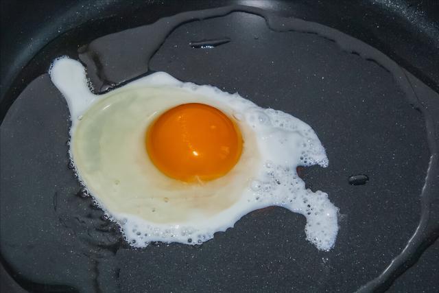 煎荷包蛋不粘鍋的技巧（用涼油還是熱油）5