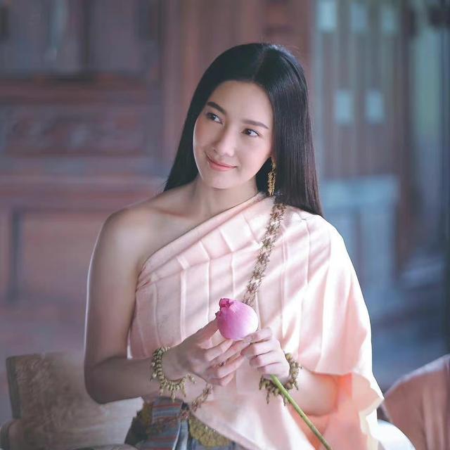 泰國皇後服裝為什麼這麼好看（泰國今年的宋幹女神）19