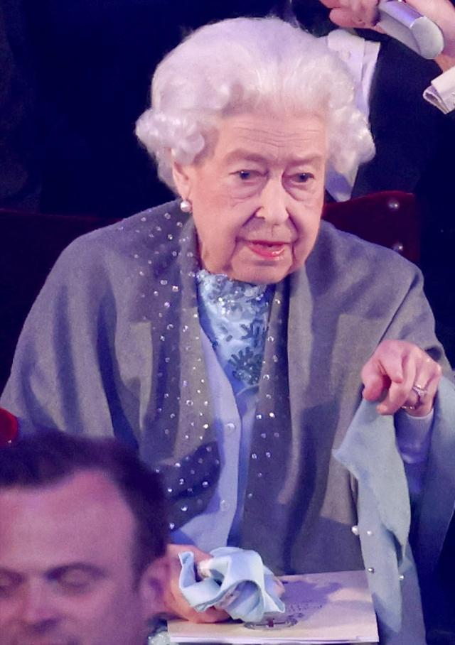 英國女王首次拄拐杖（96歲英國女王閃耀亮相慶典儀式）2