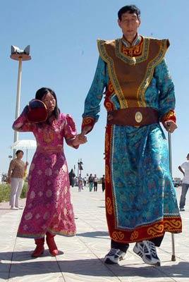亞洲第一巨人2米38妻子幾個（56歲的2.36米巨人娶28歲嬌妻）1