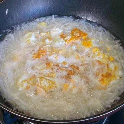 怎樣做蘿蔔絲蛋湯（簡單好吃的裙帶蘿蔔絲煎雞蛋湯）5