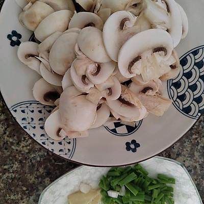 蘑菇要怎麼炒着吃才行（我奶奶教我的清炒白蘑菇的技巧）3