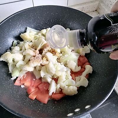 西紅柿辣椒炒花菜做法（吃一次就上瘾的西紅柿炒花菜）7
