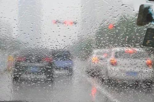 雨天行車駕駛員需要注意一些什麼（這有一份雨天行車攻略請查收）1
