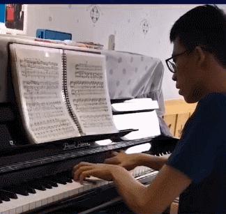 彈鋼琴很火的小男孩（17歲鋼琴少年上熱搜）3