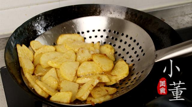 土豆炒洋蔥最簡單的做法（2個土豆1個洋蔥做出很多人喜歡的下飯菜）7