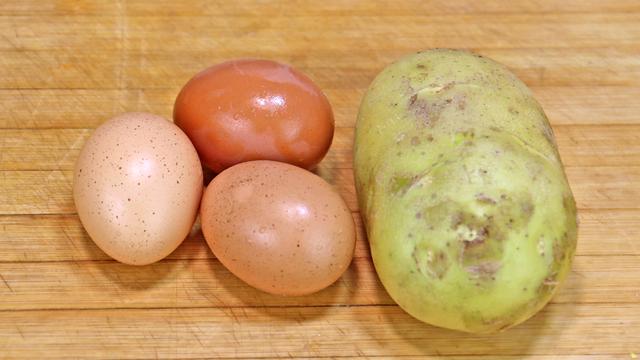 土豆三個雞蛋做法（土豆裡加3個雞蛋）1